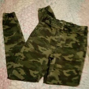 American Eagle Camo cropped sz 2